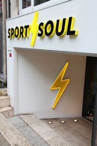 Jenis-Jenis Shop Sign: Pilih yang Tepat untuk Usaha Anda