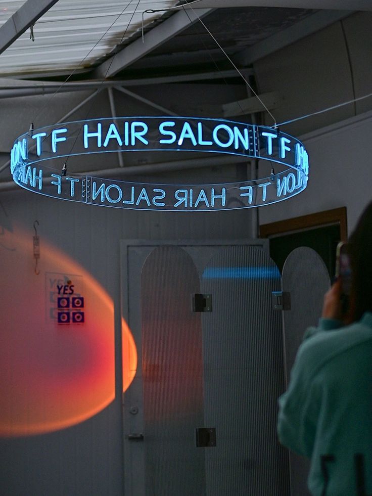 perbedaan neon box dan signage digital