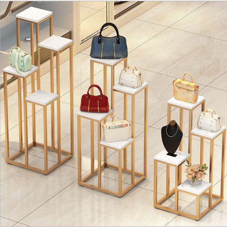 perbedaan rak display dan etalase