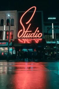 Mengoptimalkan Visibilitas Malam Hari: Teknik Pencahayaan untuk Shop Sign