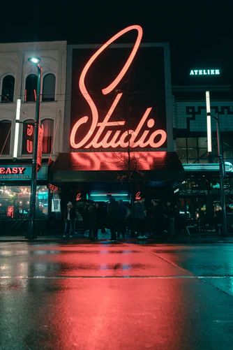 Mengoptimalkan Visibilitas Malam Hari: Teknik Pencahayaan untuk Shop Sign
