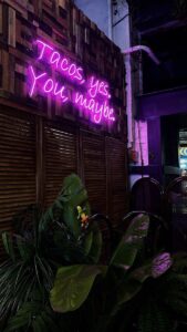 Neon Box vs Signage Digital: Mana yang Lebih Efektif untuk Bisnis Anda?