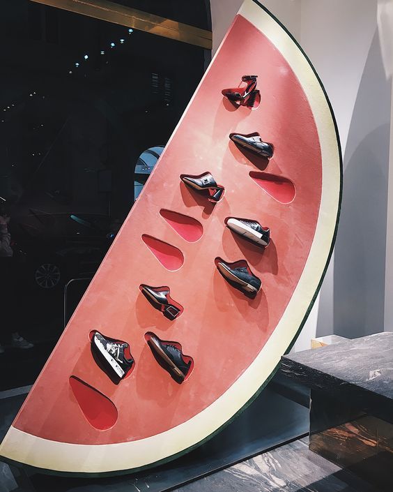 strategi visual merchandising dengan rak display