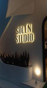 Huruf Timbul Akrilik dengan Lampu LED: Solusi Signage Menarik di Malam Hari