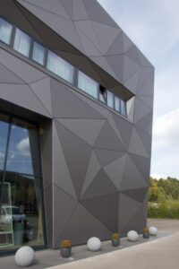 Kombinasi Facade ACP dengan Material Lain: Kaca, Batu Alam, dan Kayu